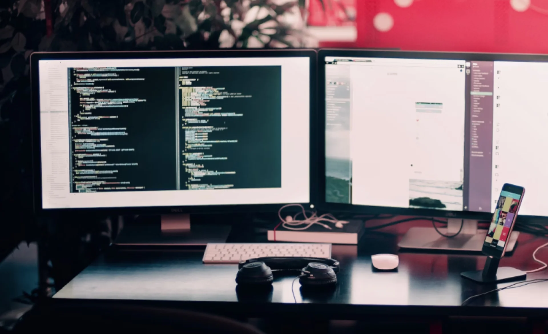 Deux écrans sur un bureau de développeur web
