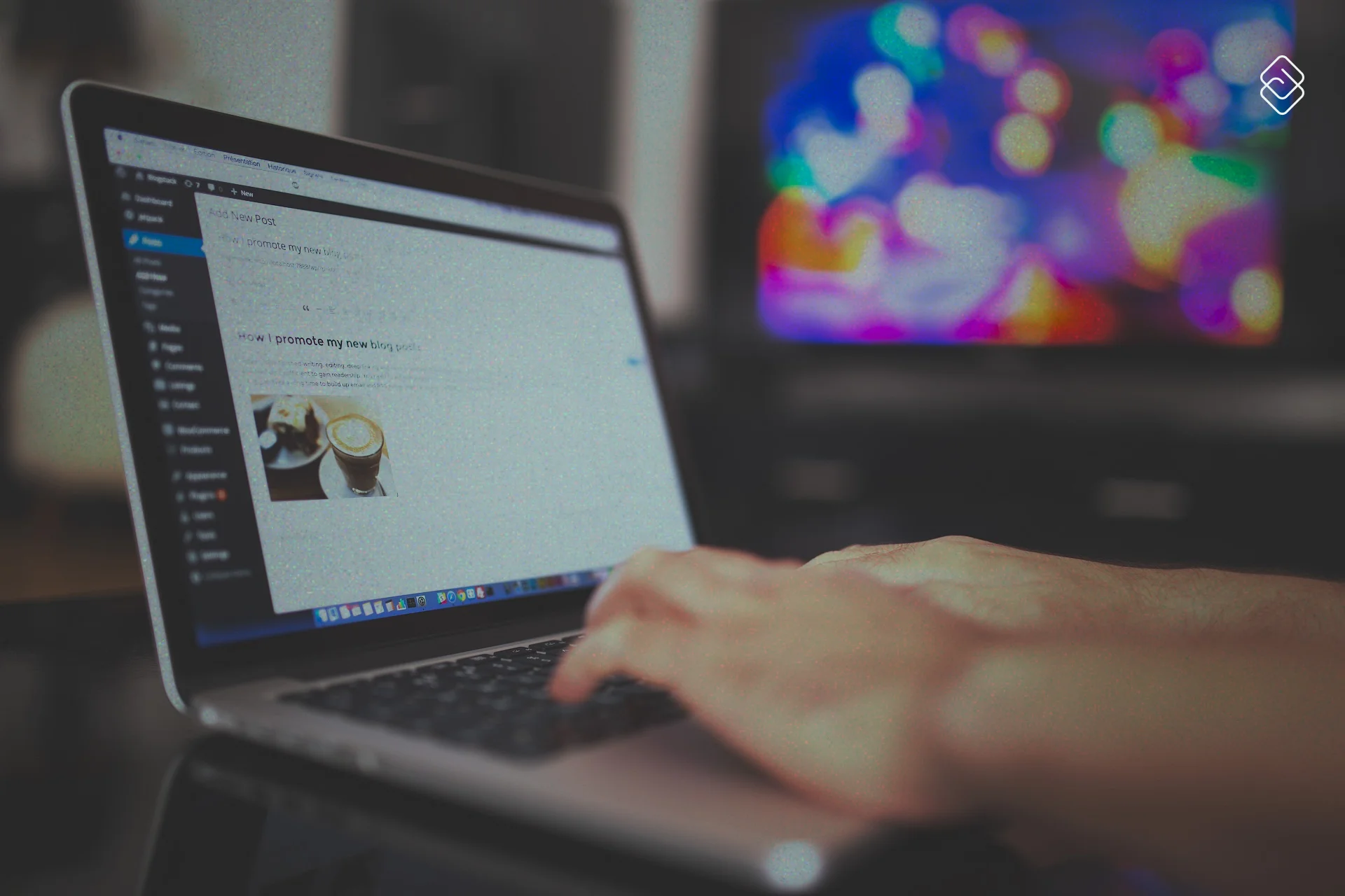 Ordinateur portable qui affiche l'administration de Wordpress avec les mains d'un développeur web sur le clavier qui travaille le référencement d'un article