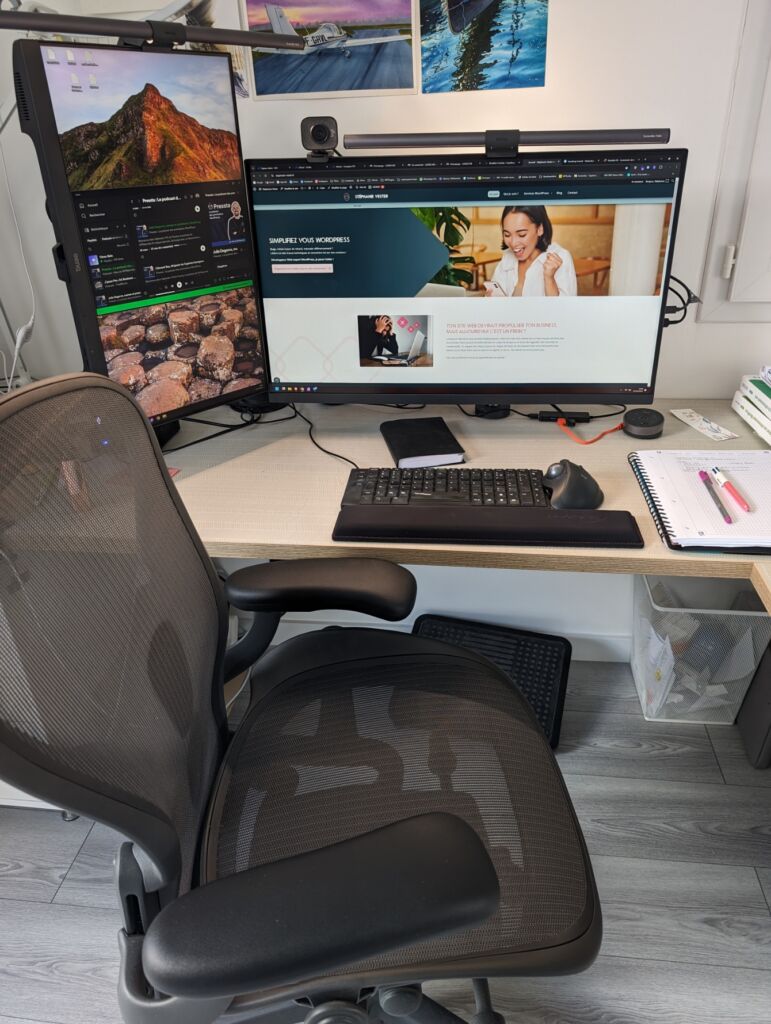L'ensemble de mon bureau, adapté à mon statut de travailleur indépendant handicapé.