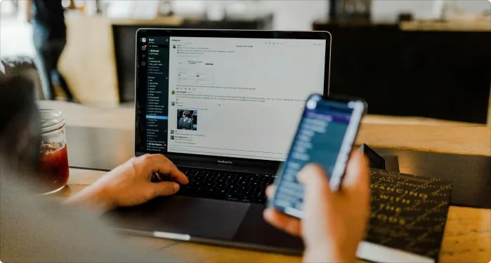 Une personne consulte son site web sur ordinateur et sur mobile pour y faire des optimisations