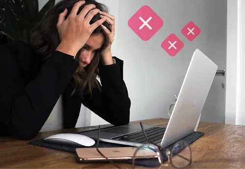 Une jeune femme se prend la tête à cause de son site internet invisible dans les résultats de recherches