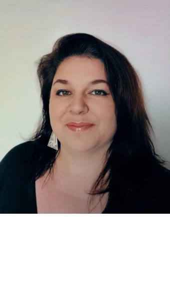 Caroline Muraccioli, ma partenaire deisgn. Une femme aux cheveux bruns souriante sur fond clair