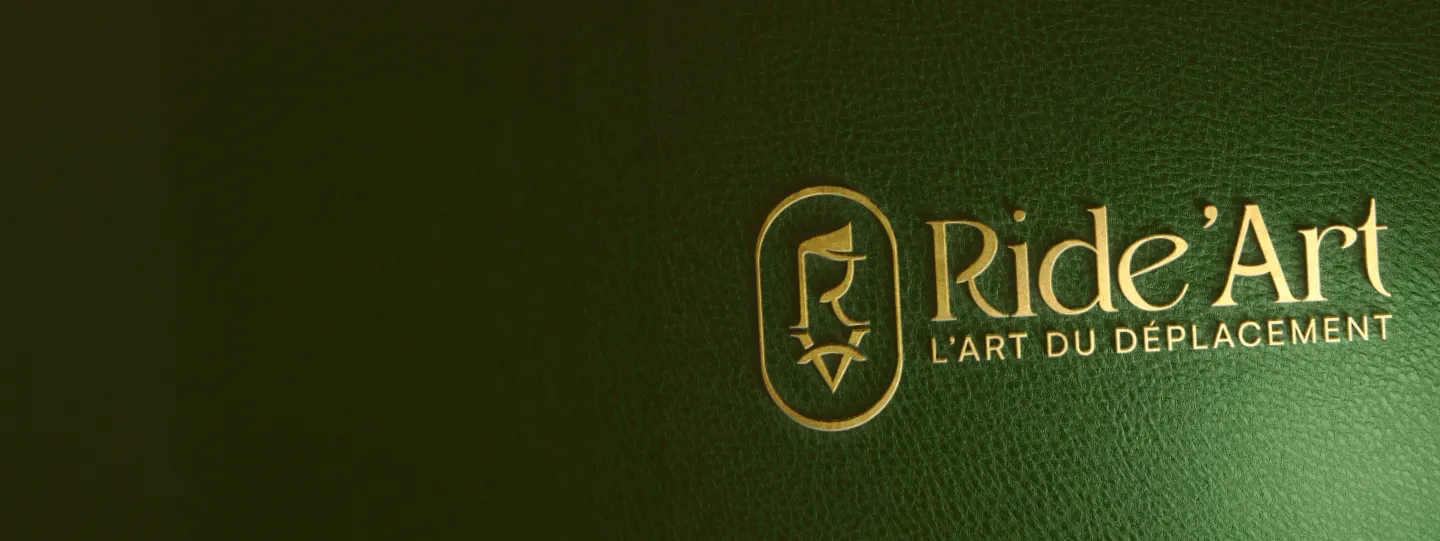 Logo doré Ride'Art sur cuir vert luxueux